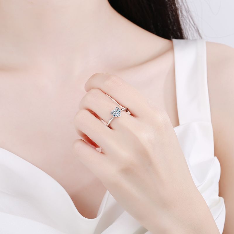 LioraGem 1-Carat Fancy-Shaped  - Moissanite Engagement Ring 1 Carat 评论和价格