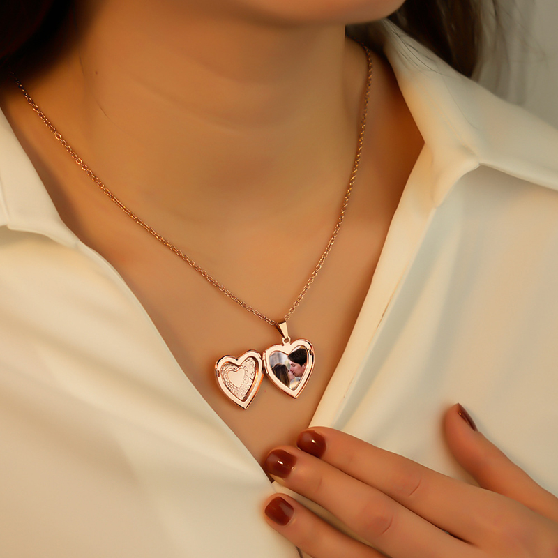 Personalized Locket Necklace C - Heart Locket Necklace Photo 评论和价格